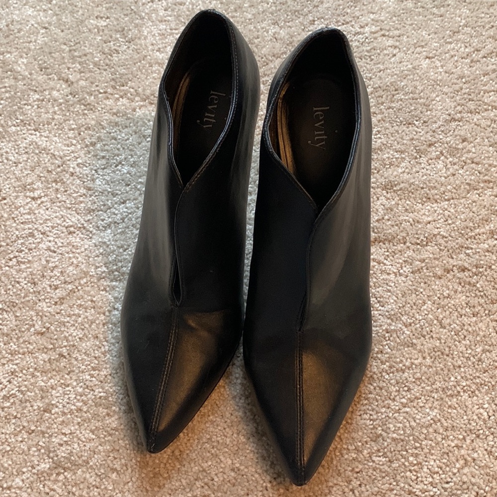 Size 9 levity black ankle boots